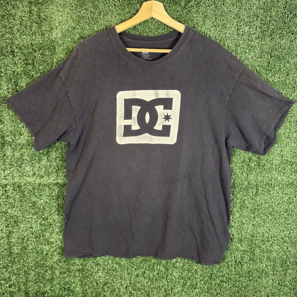 Vintage DC Shoes Graphic T-Shirt Mens Size XL Logo Y2K Faded Grunge Skater Black